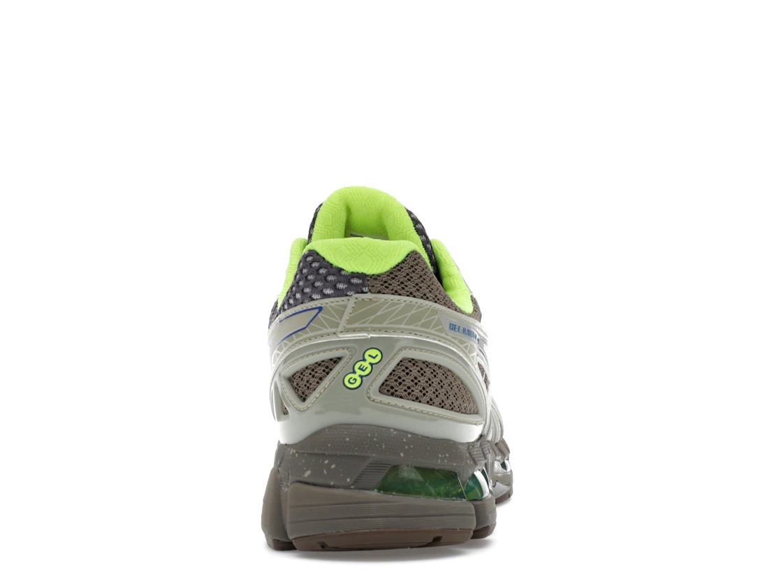 Vue 28 de ASICS Gel-Kayano 20 Bodega Success in Small Batches (Friends & Family)
