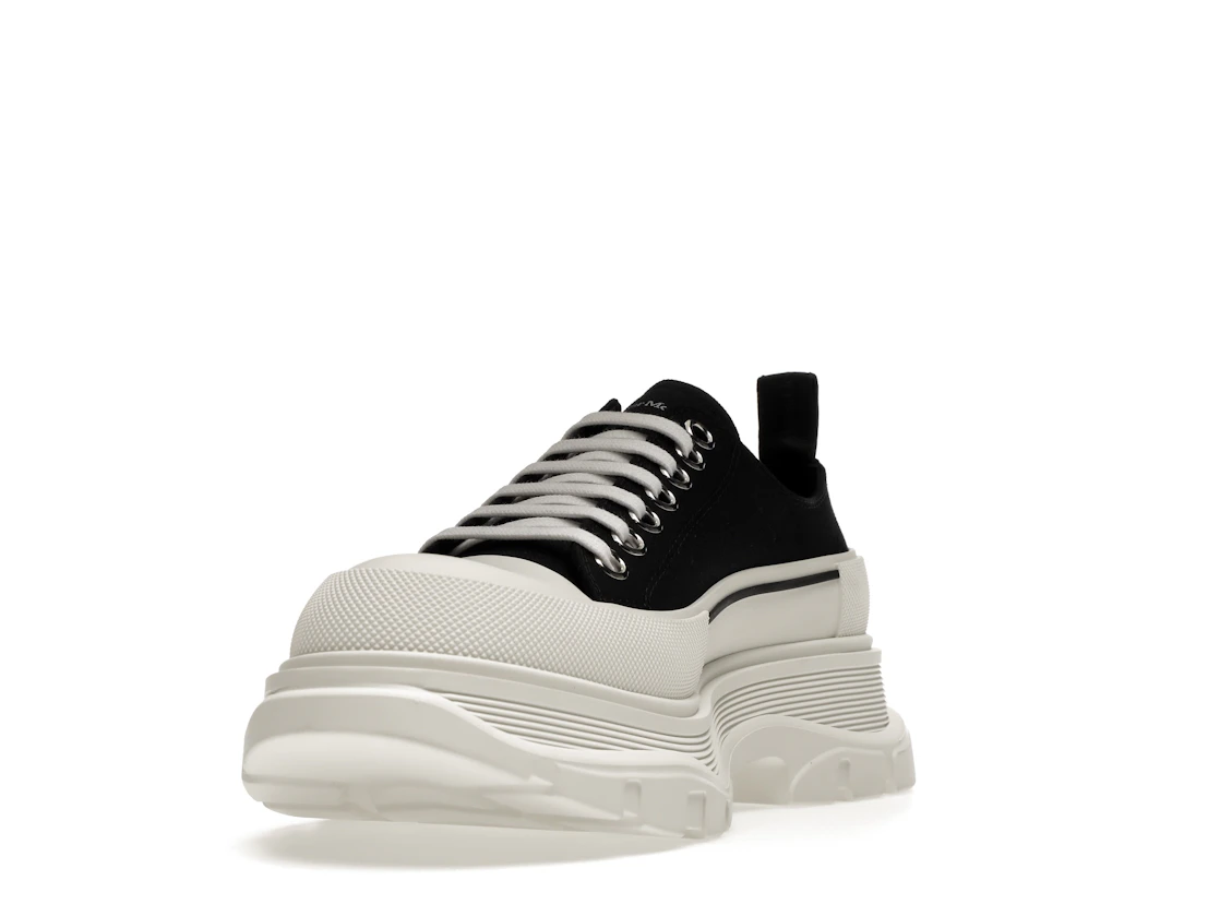 Vue 13 de Alexander McQueen Tread Slick Low Lace Up Black White FW21