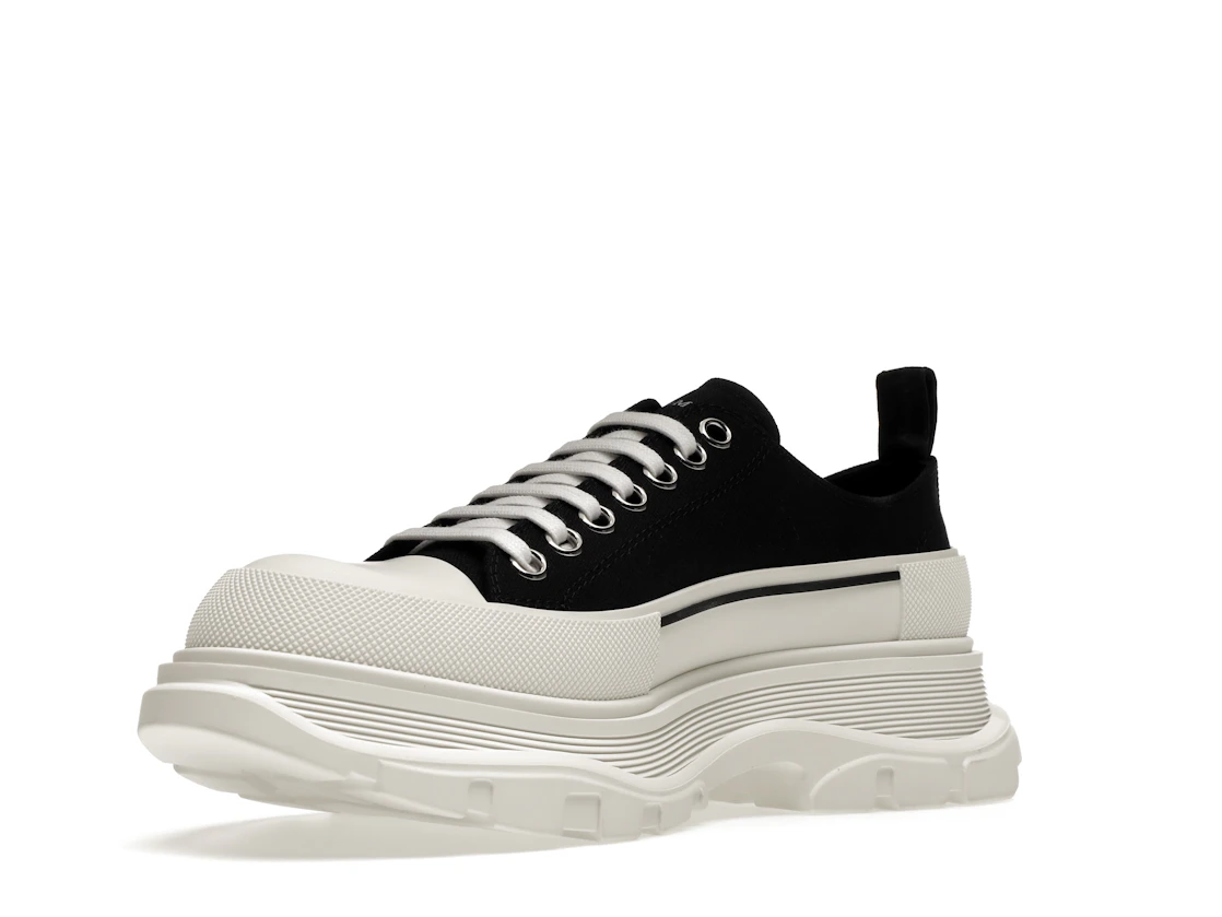 Vue 15 de Alexander McQueen Tread Slick Low Lace Up Black White FW21