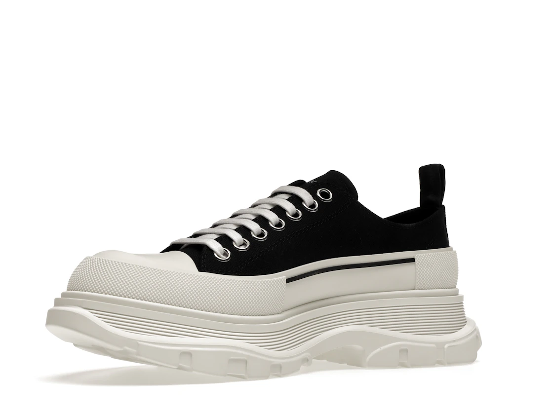 Vue 16 de Alexander McQueen Tread Slick Low Lace Up Black White FW21