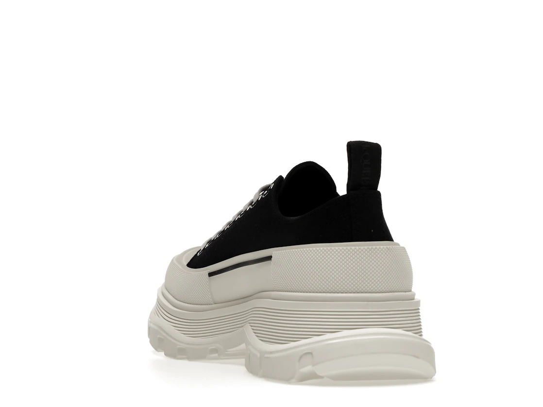 Vue 26 de Alexander McQueen Tread Slick Low Lace Up Black White FW21
