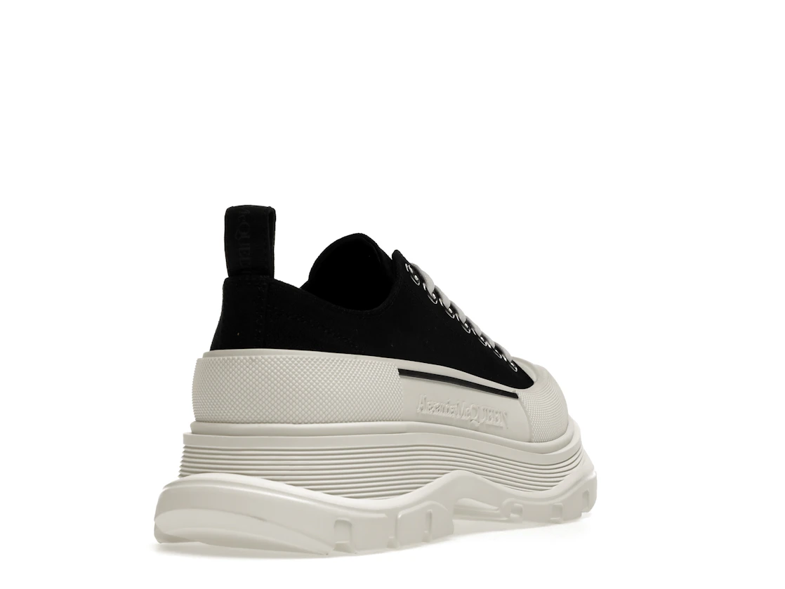 Vue 31 de Alexander McQueen Tread Slick Low Lace Up Black White FW21