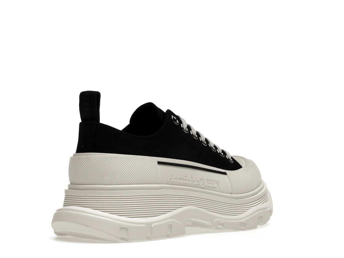 Vue 32 de Alexander McQueen Tread Slick Low Lace Up Black White FW21