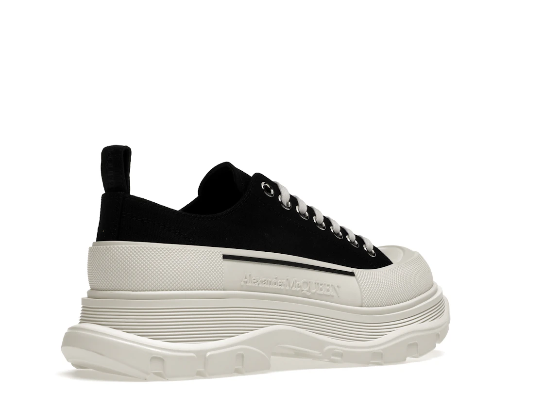 Vue 33 de Alexander McQueen Tread Slick Low Lace Up Black White FW21
