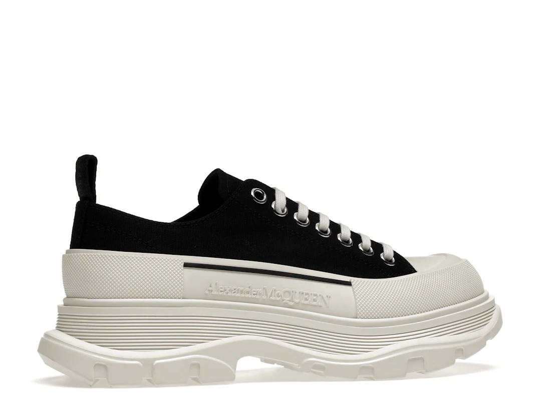 Vue 35 de Alexander McQueen Tread Slick Low Lace Up Black White FW21