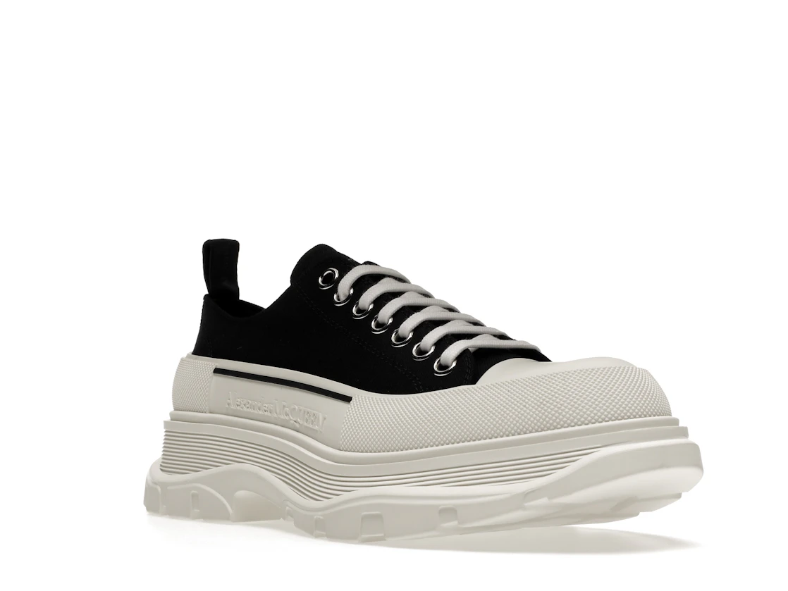 Vue 6 de Alexander McQueen Tread Slick Low Lace Up Black White FW21