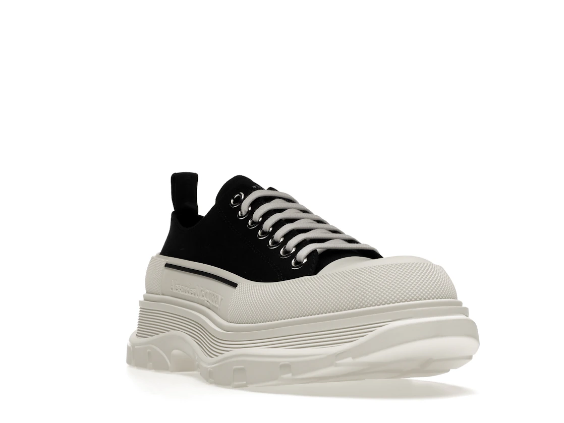 Vue 7 de Alexander McQueen Tread Slick Low Lace Up Black White FW21
