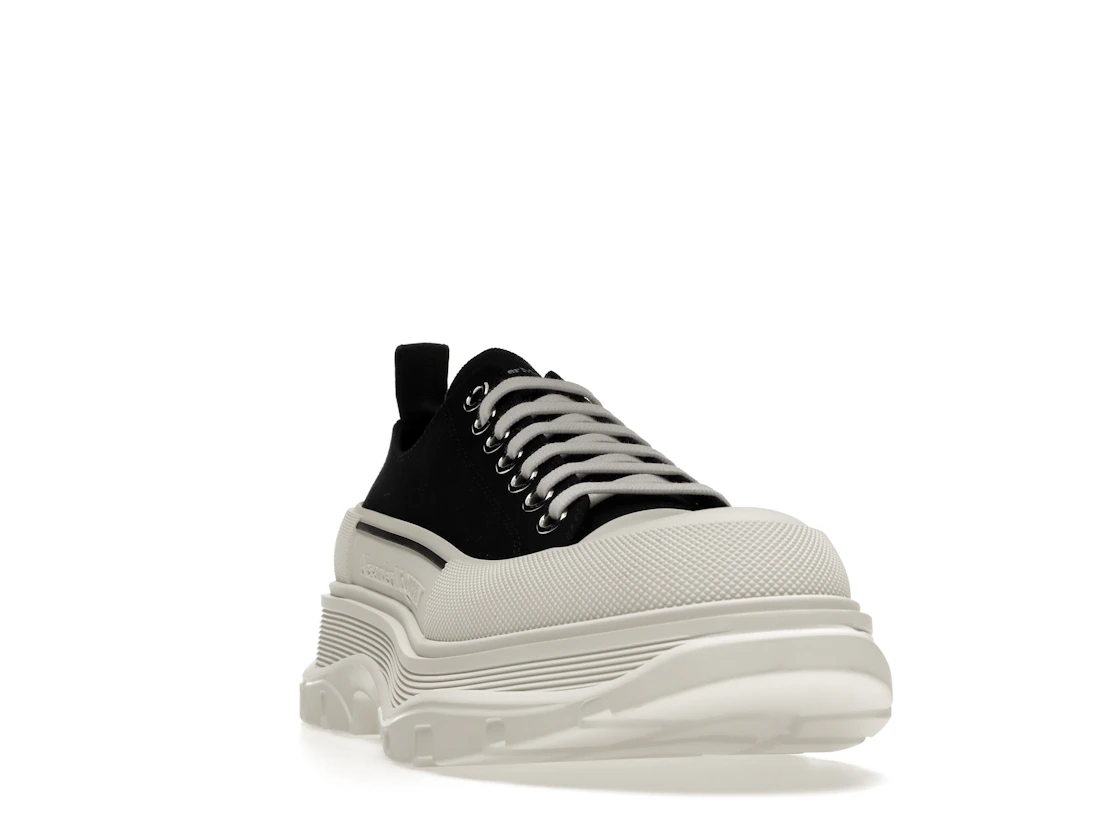 Vue 8 de Alexander McQueen Tread Slick Low Lace Up Black White FW21