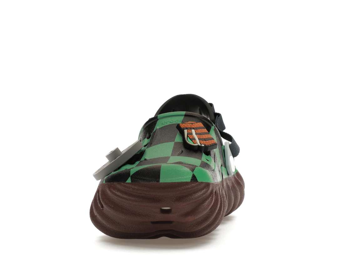 Vue 11 de Crocs Echo Clog Demon Slayer Tanjiro