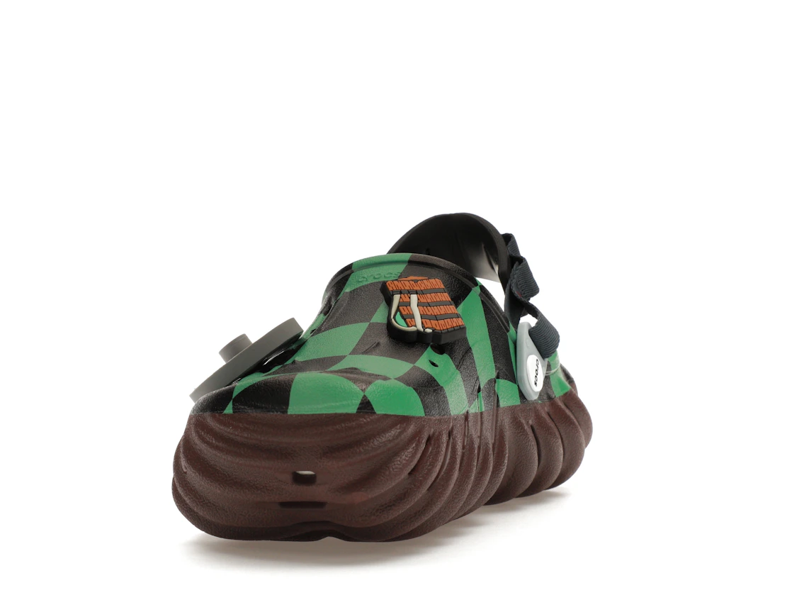 Vue 12 de Crocs Echo Clog Demon Slayer Tanjiro