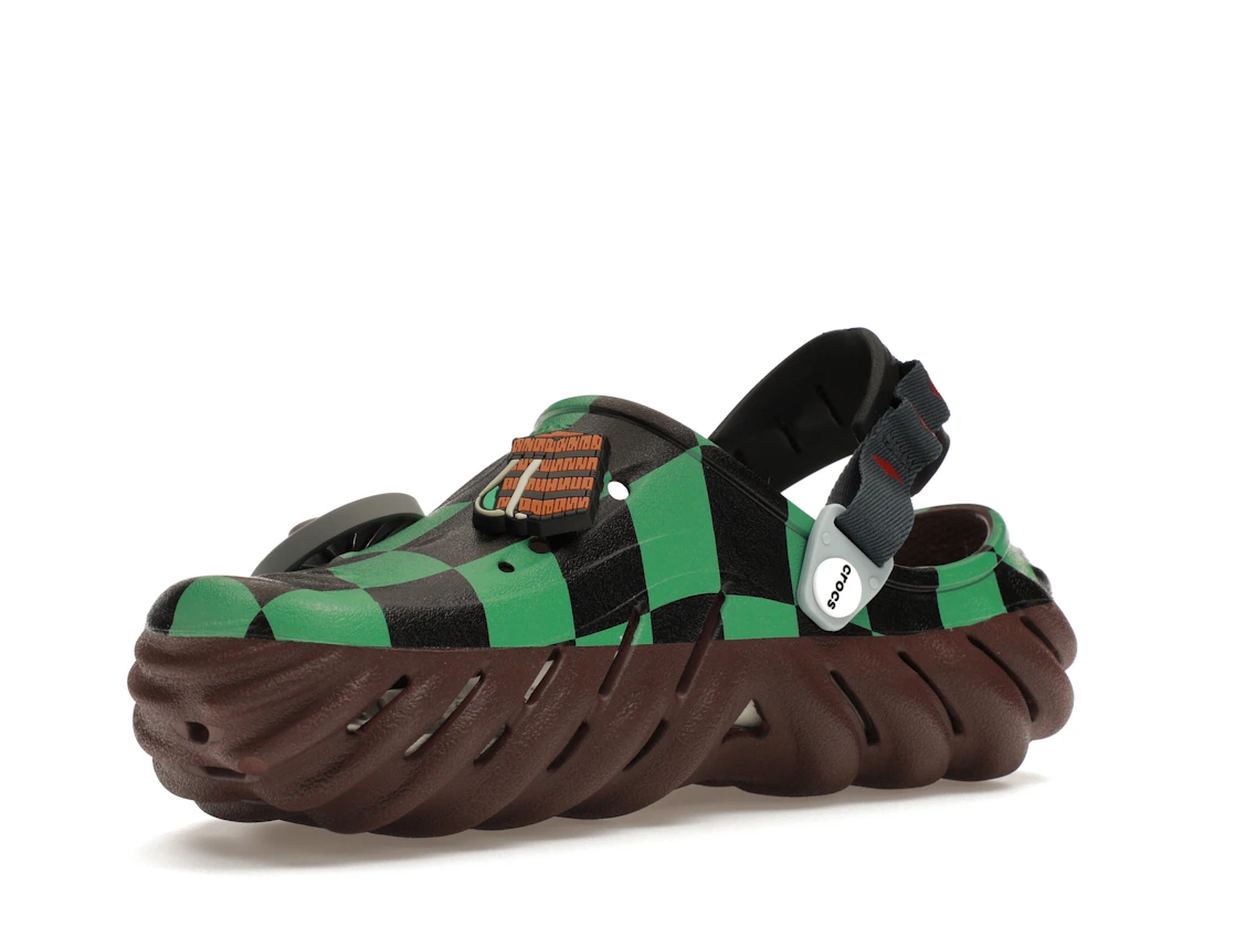 Vue 15 de Crocs Echo Clog Demon Slayer Tanjiro