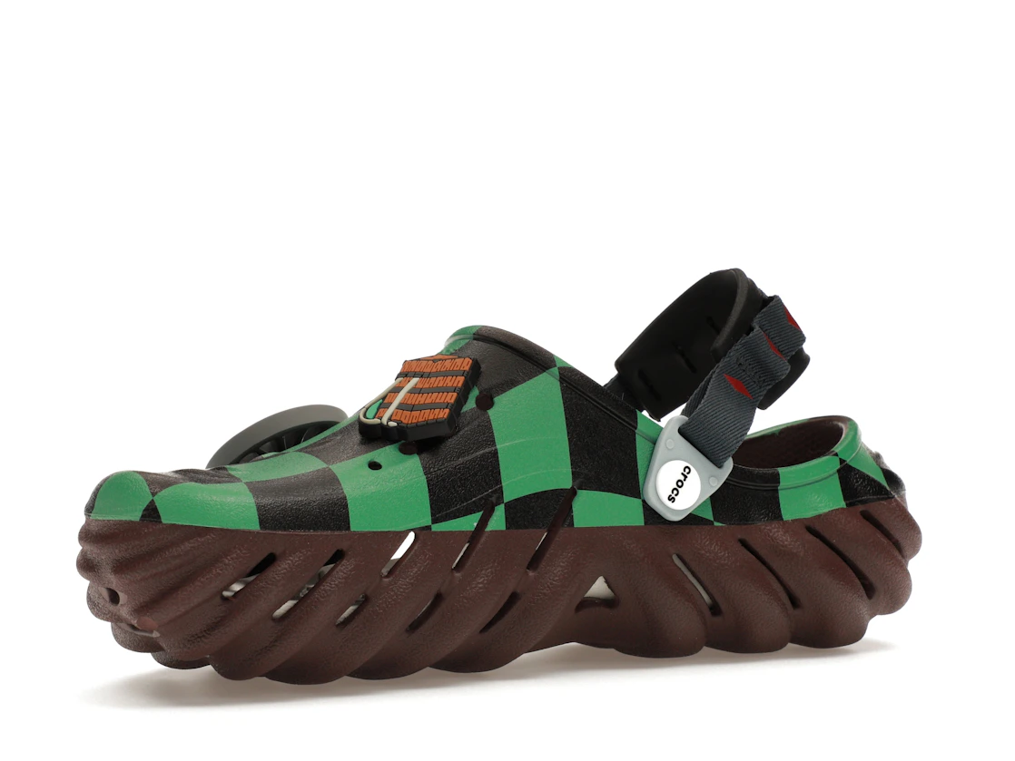 Vue 16 de Crocs Echo Clog Demon Slayer Tanjiro