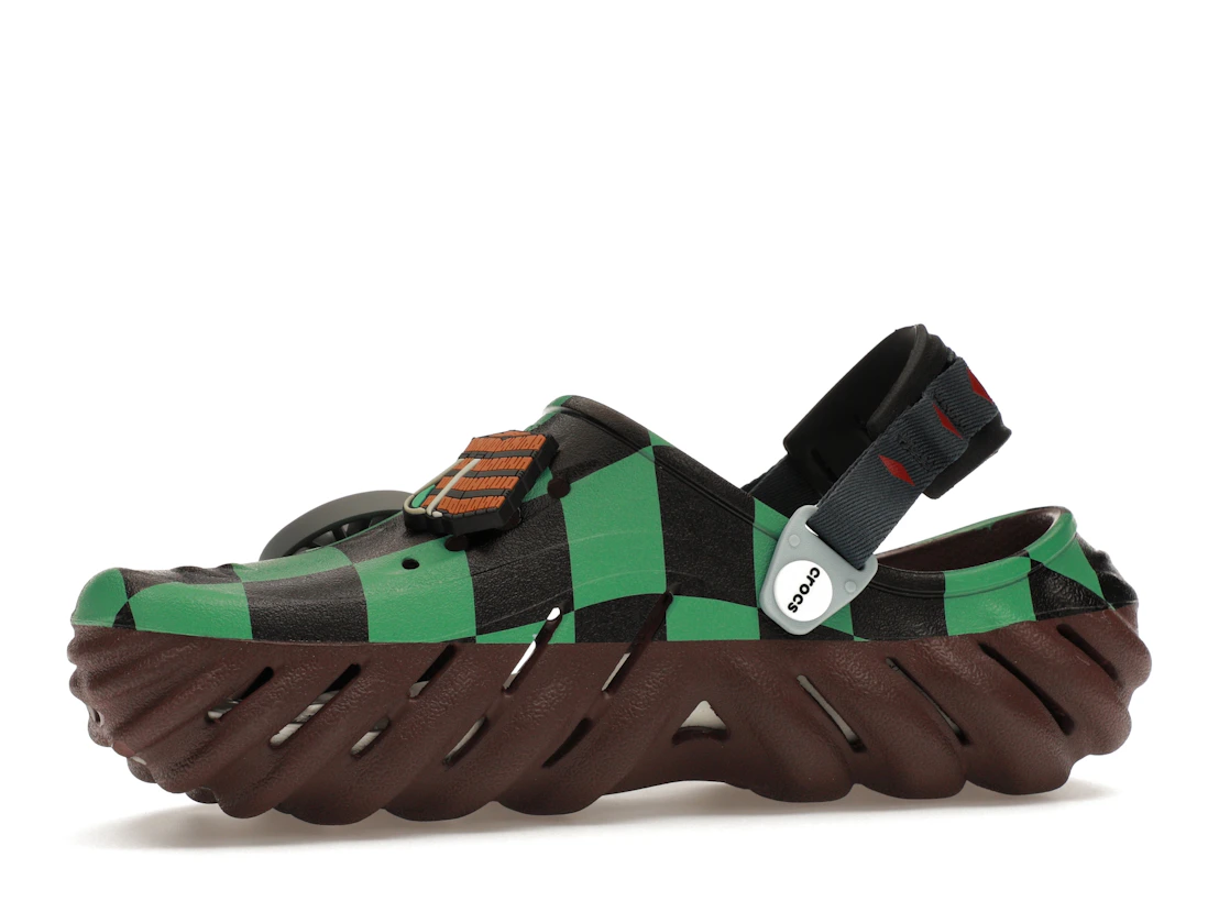 Vue 17 de Crocs Echo Clog Demon Slayer Tanjiro