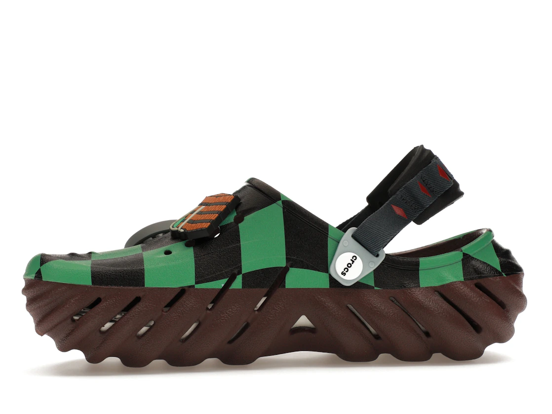 Vue 18 de Crocs Echo Clog Demon Slayer Tanjiro