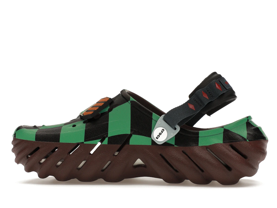 Vue 20 de Crocs Echo Clog Demon Slayer Tanjiro