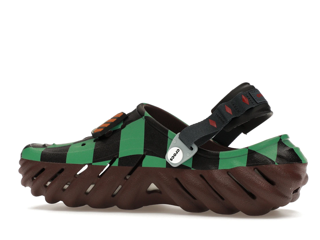 Vue 21 de Crocs Echo Clog Demon Slayer Tanjiro