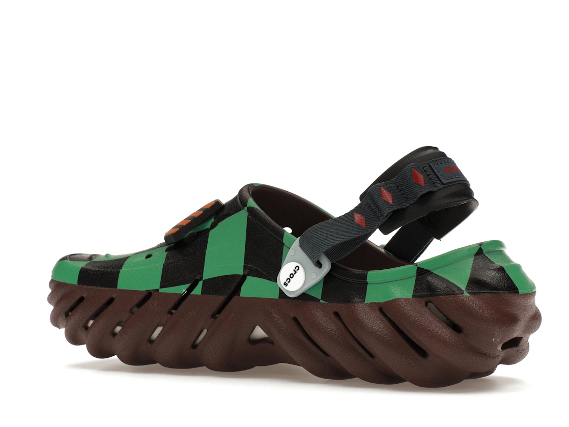 Vue 22 de Crocs Echo Clog Demon Slayer Tanjiro