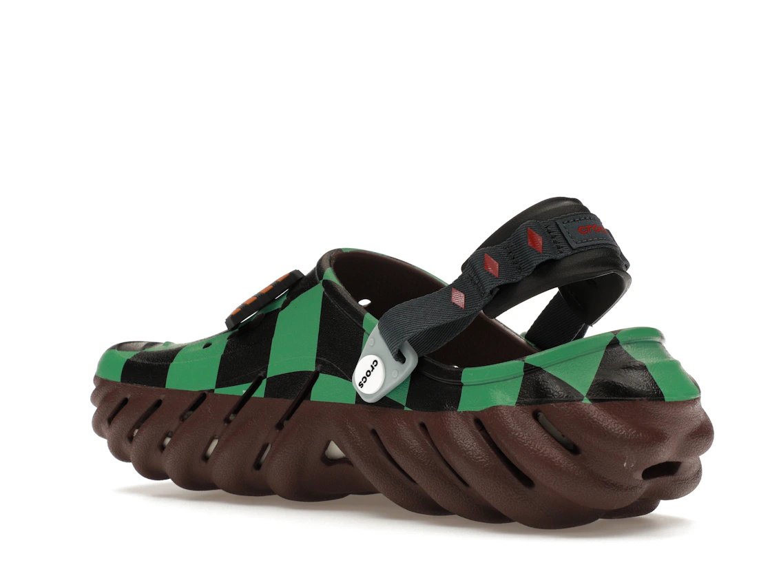 Vue 23 de Crocs Echo Clog Demon Slayer Tanjiro