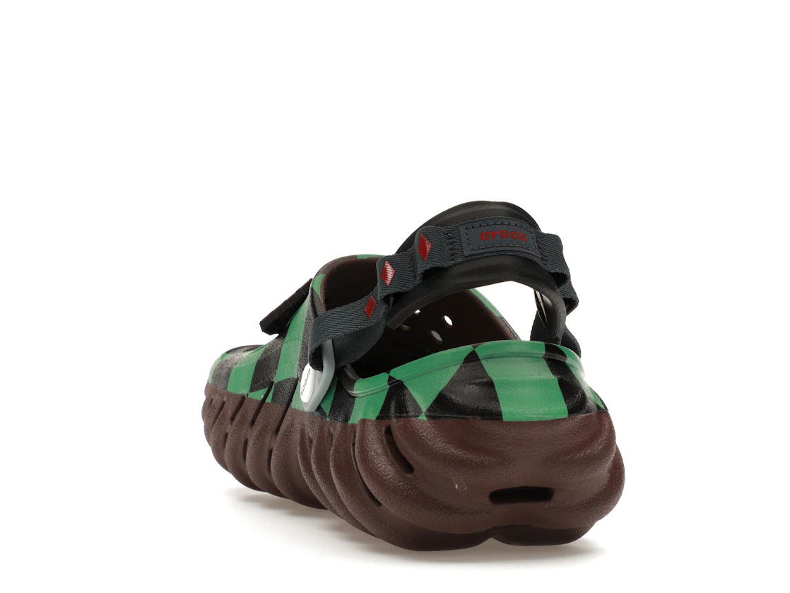 Vue 26 de Crocs Echo Clog Demon Slayer Tanjiro