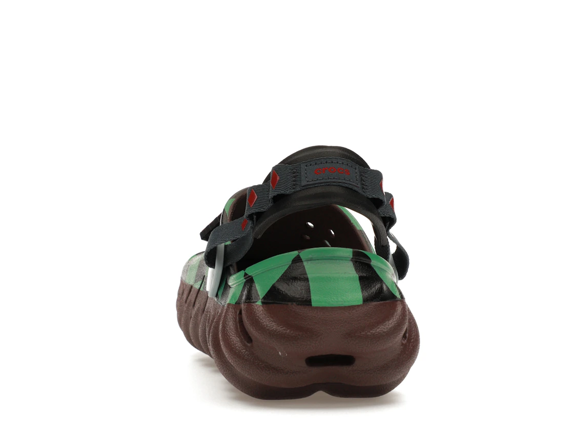 Vue 27 de Crocs Echo Clog Demon Slayer Tanjiro