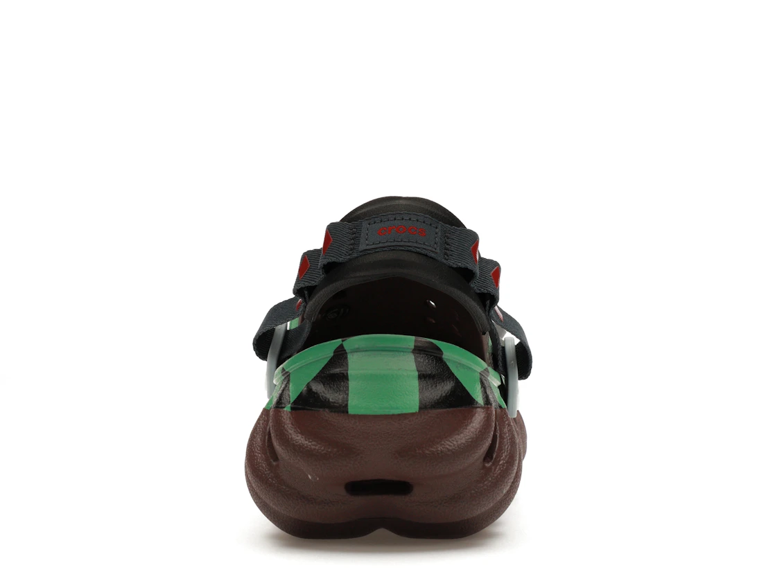 Vue 28 de Crocs Echo Clog Demon Slayer Tanjiro