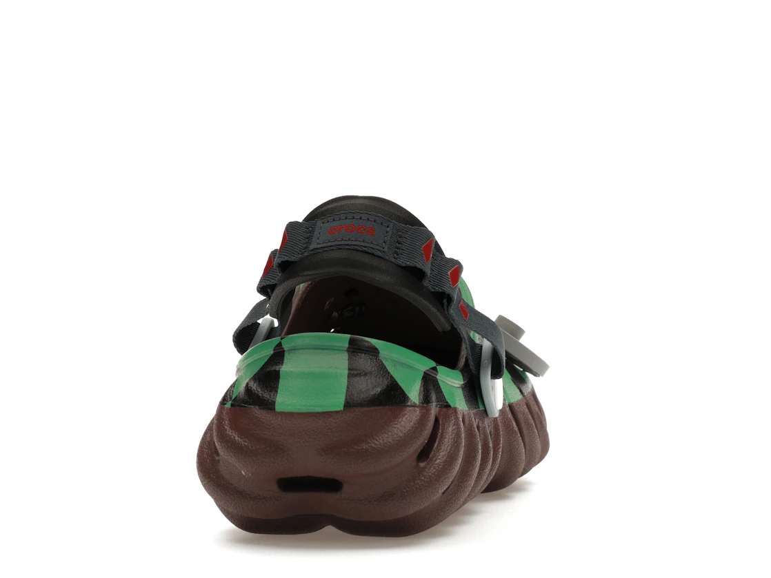 Vue 29 de Crocs Echo Clog Demon Slayer Tanjiro