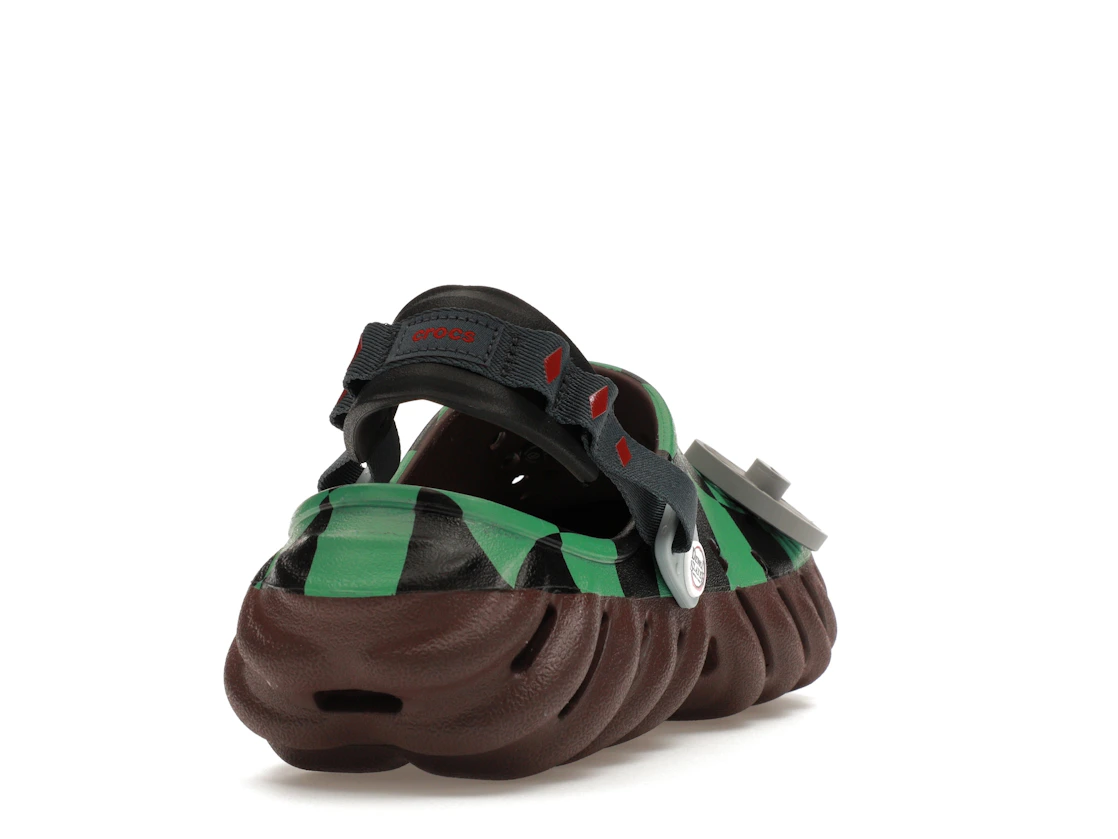 Vue 30 de Crocs Echo Clog Demon Slayer Tanjiro