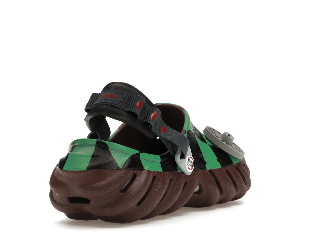 Vue 31 de Crocs Echo Clog Demon Slayer Tanjiro