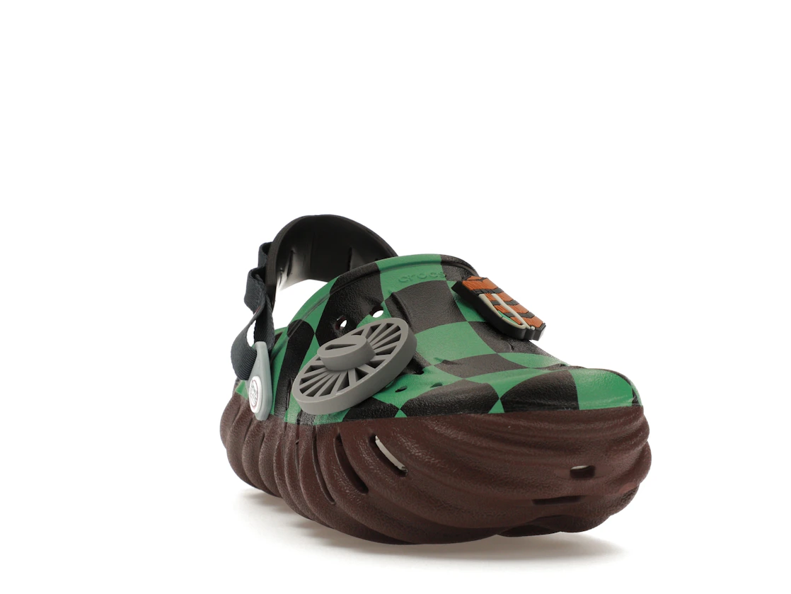 Vue 8 de Crocs Echo Clog Demon Slayer Tanjiro