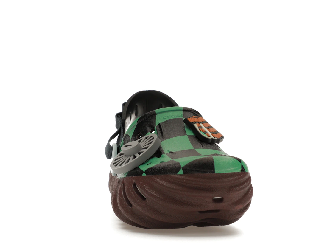 Vue 9 de Crocs Echo Clog Demon Slayer Tanjiro