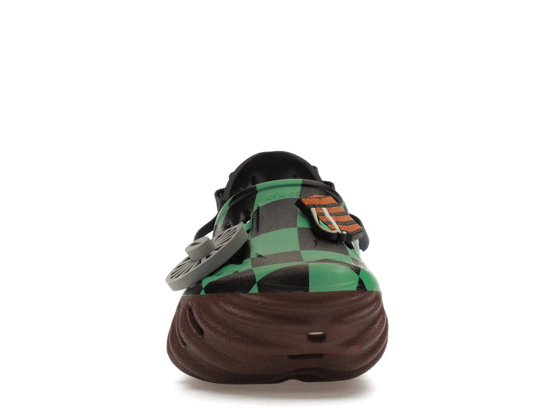 Vue 10 de Crocs Echo Clog Demon Slayer Tanjiro