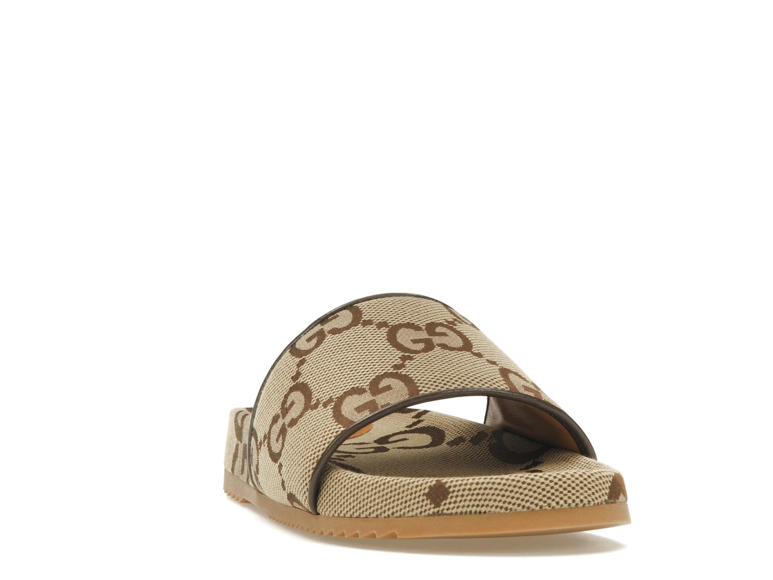 Vue 8 de Gucci maxi GG Canvas Slides Camel Ebony