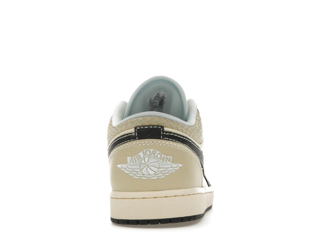 Vue 28 de Jordan 1 Low SE Coconut Milk Black Muslin