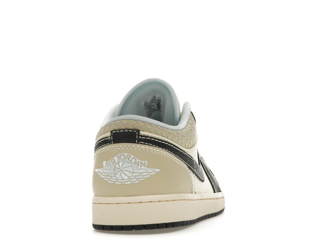 Vue 29 de Jordan 1 Low SE Coconut Milk Black Muslin