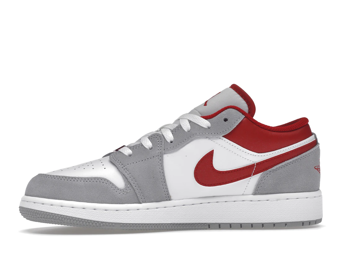 Vue 18 de Jordan 1 Low SE Smoke Grey Gym Red (GS)