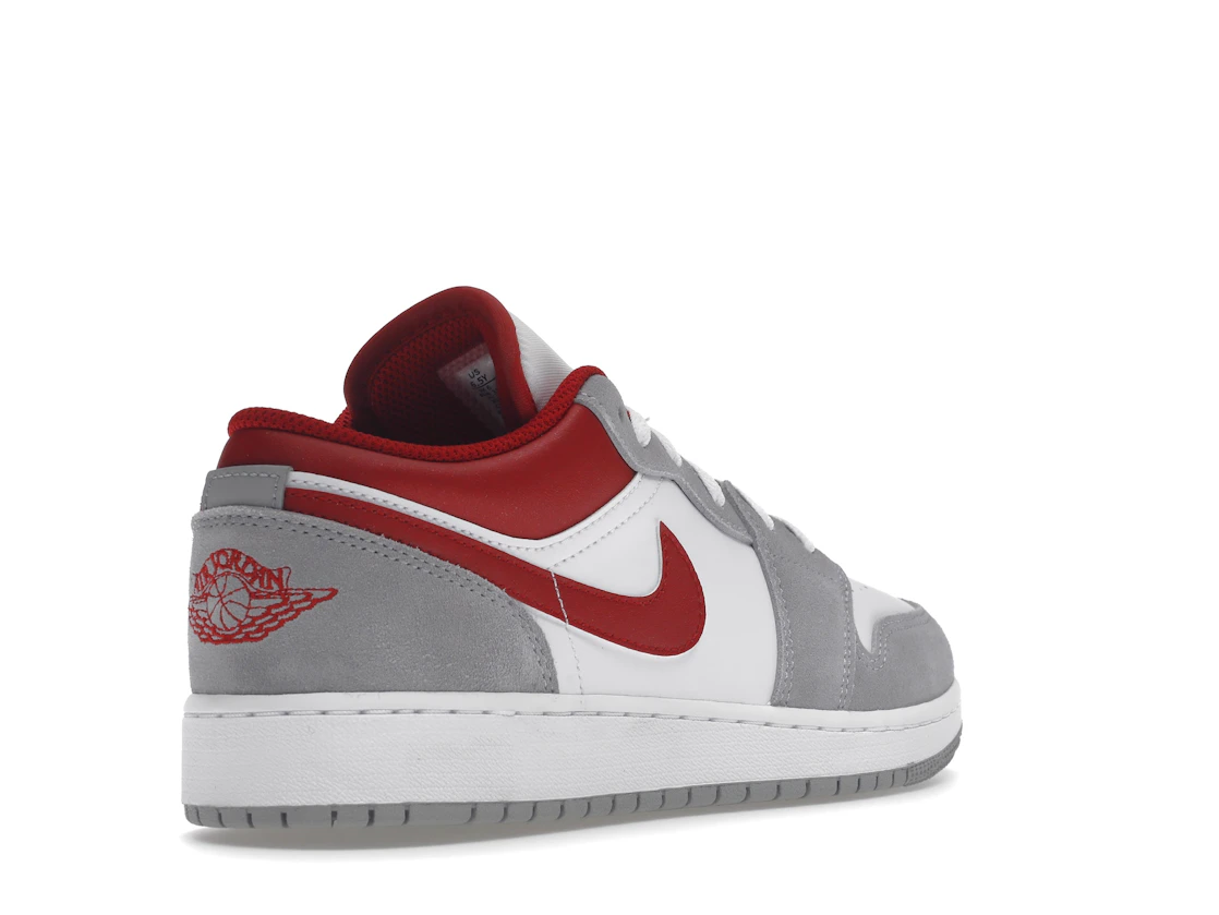 Vue 32 de Jordan 1 Low SE Smoke Grey Gym Red (GS)