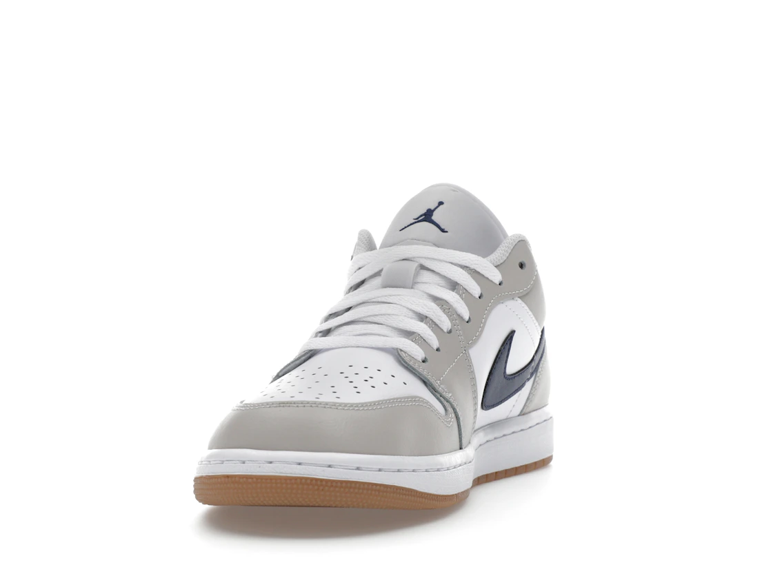Vue 12 de Jordan 1 Low Midnight Navy Neutral Grey