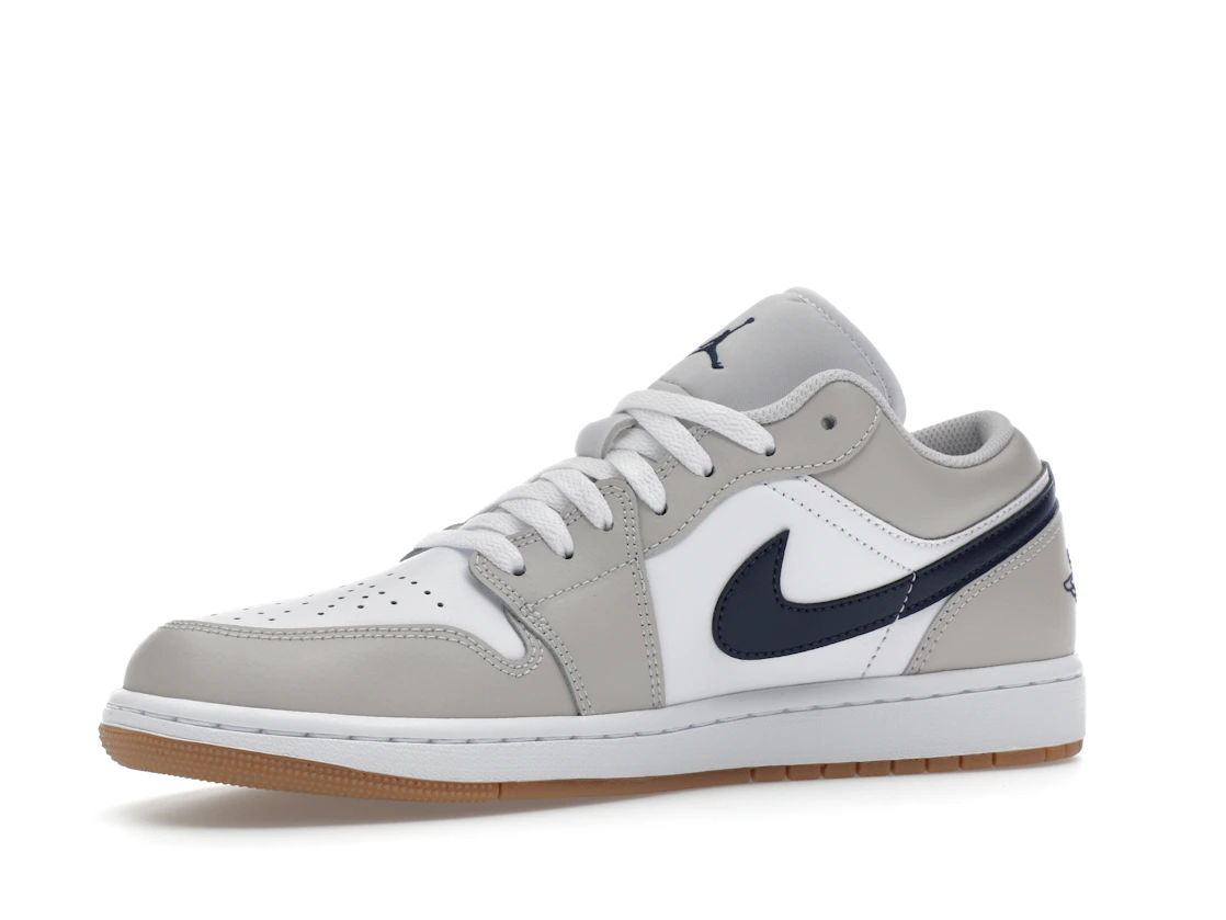 Vue 16 de Jordan 1 Low Midnight Navy Neutral Grey