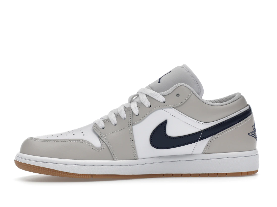 Vue 18 de Jordan 1 Low Midnight Navy Neutral Grey