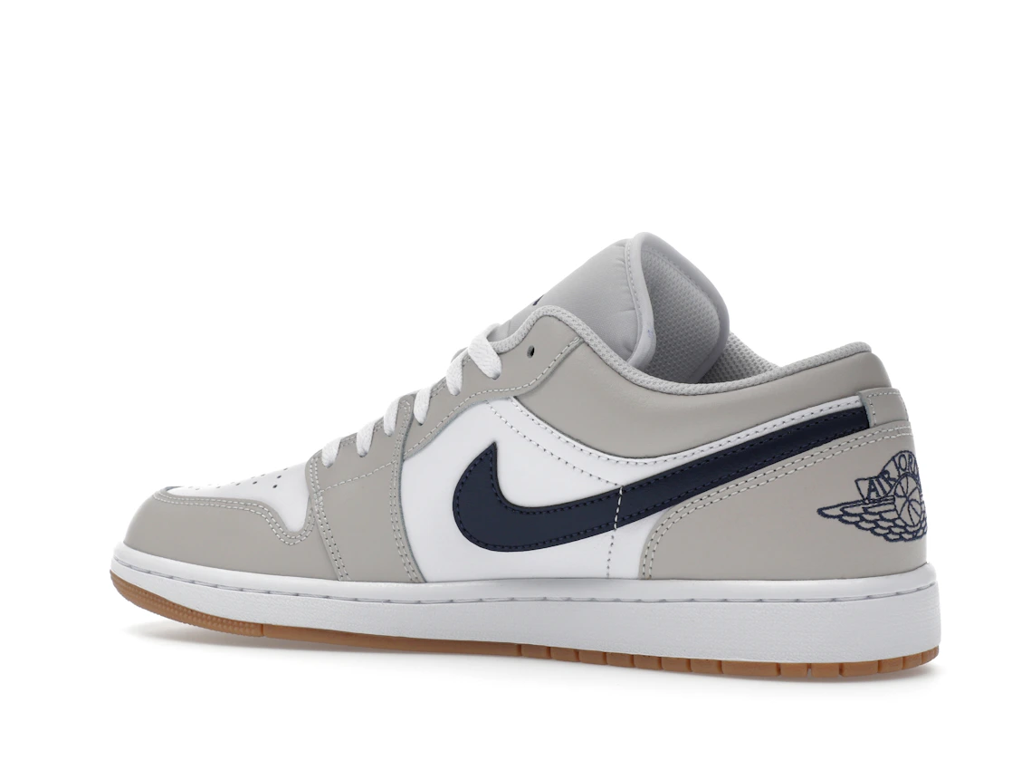 Vue 22 de Jordan 1 Low Midnight Navy Neutral Grey