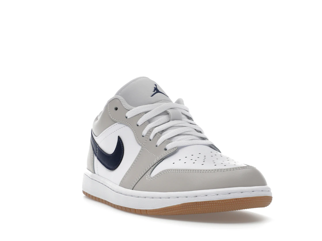 Vue 7 de Jordan 1 Low Midnight Navy Neutral Grey