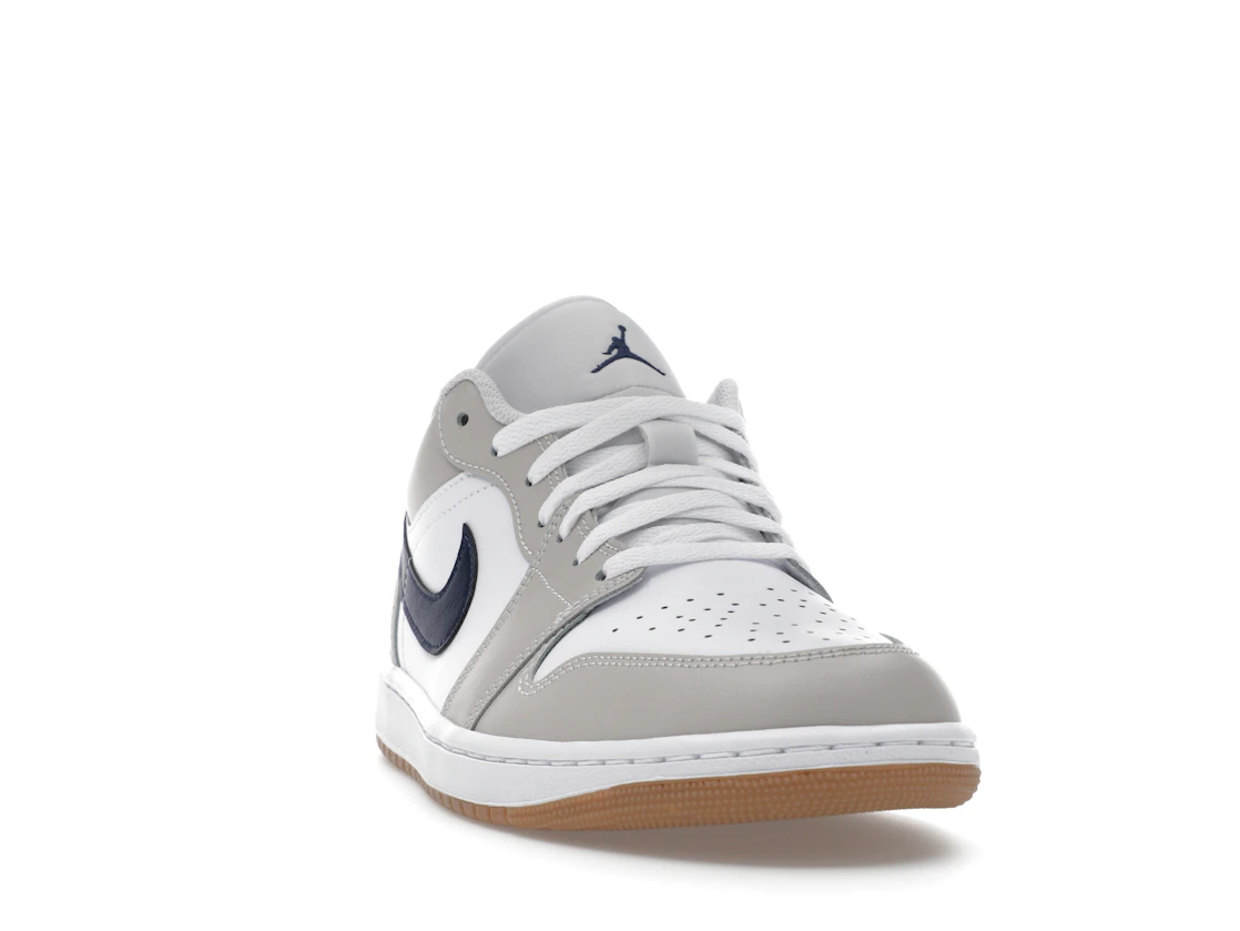 Vue 8 de Jordan 1 Low Midnight Navy Neutral Grey