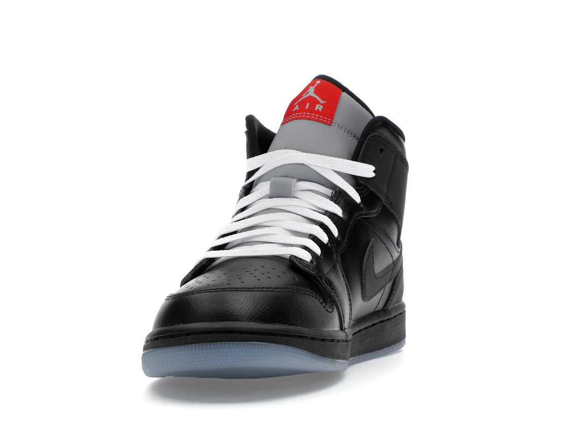 Vue 12 de Jordan 1 Mid SE Black Metallic Reimagined