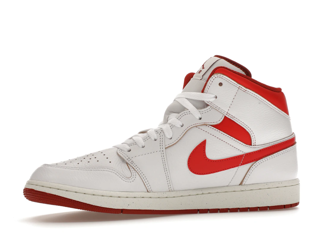 Vue 17 de Jordan 1 Mid SE Dune Red