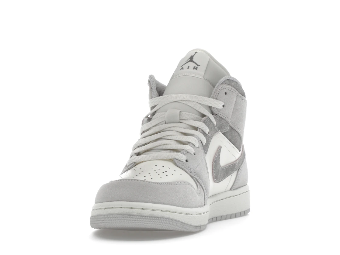 Vue 12 de Jordan 1 Mid SE Neutral Grey Sail