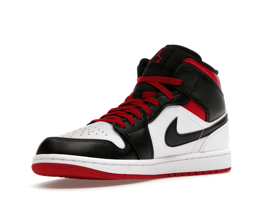Vue 15 de Jordan 1 Mid Gym Red Black Toe