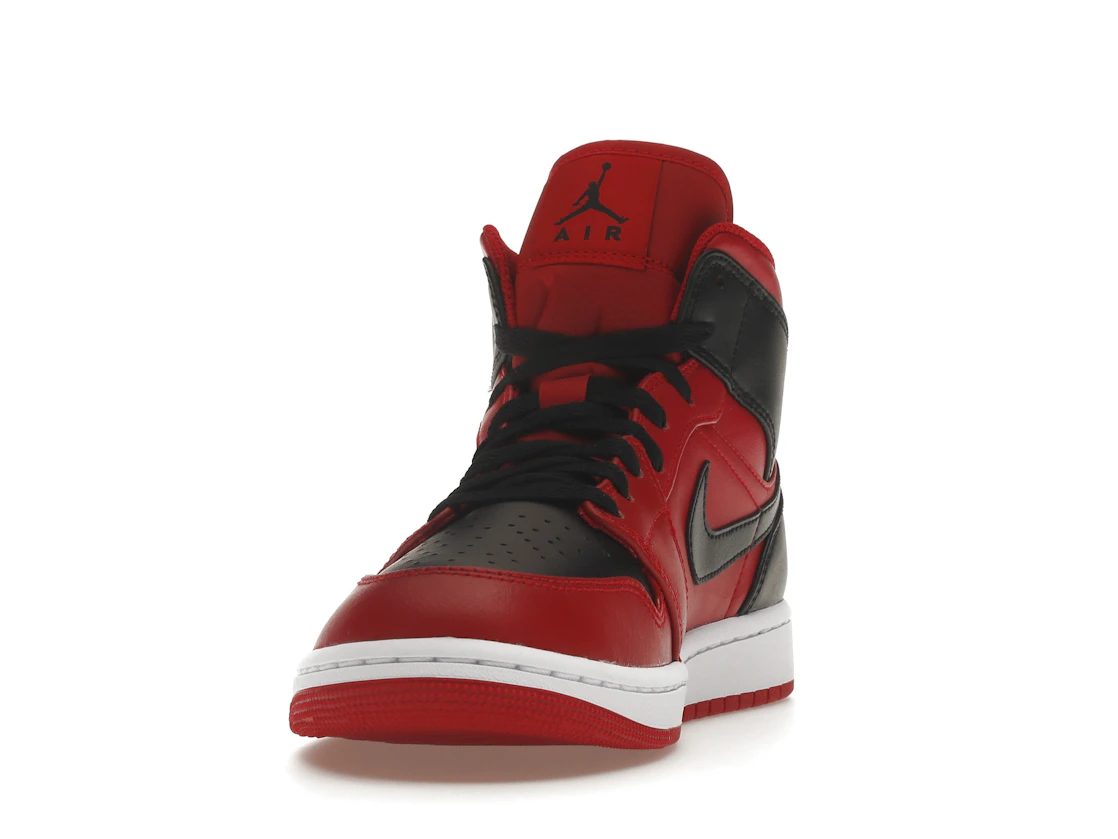 Vue 12 de Jordan 1 Mid Reverse Bred (2021)