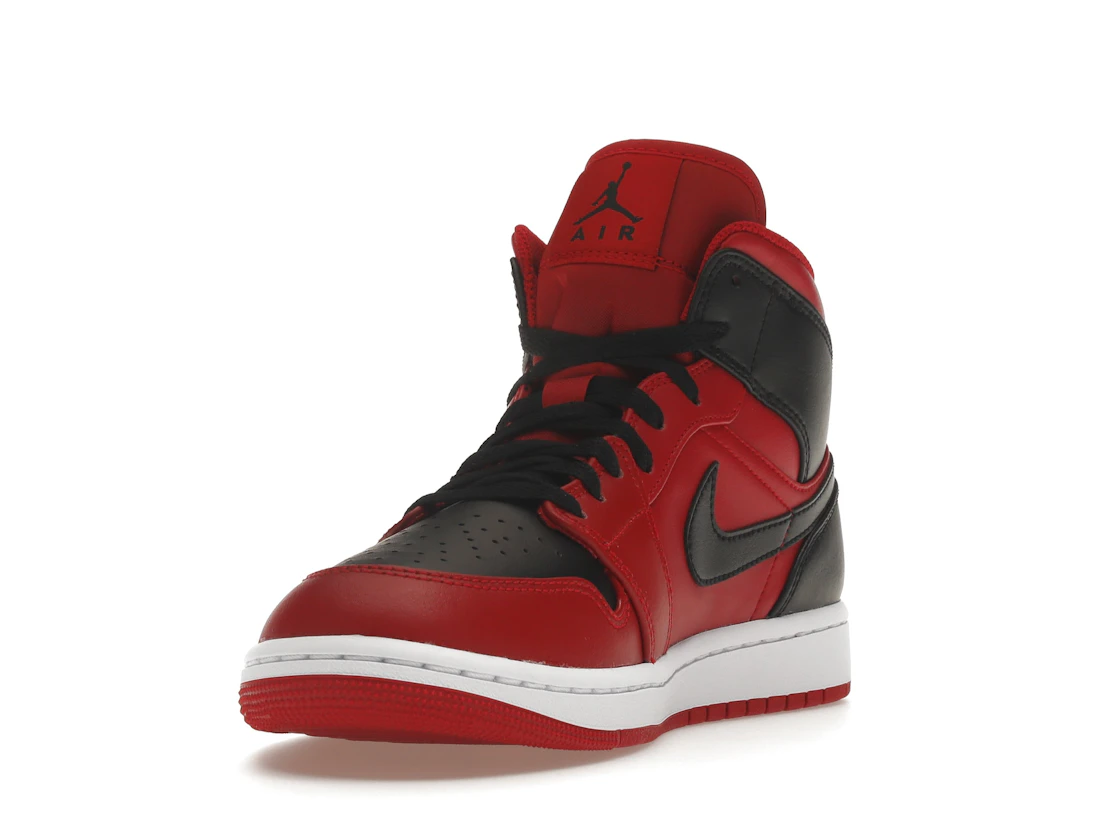 Vue 13 de Jordan 1 Mid Reverse Bred (2021)