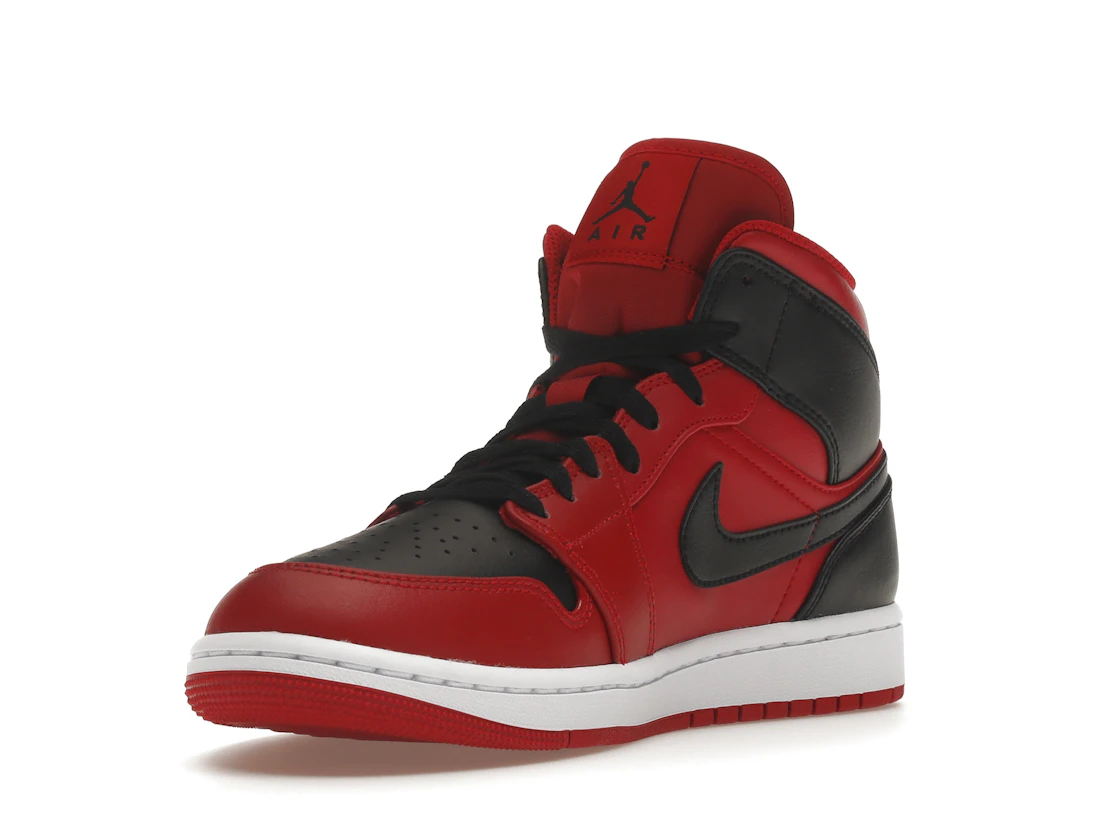 Vue 14 de Jordan 1 Mid Reverse Bred (2021)