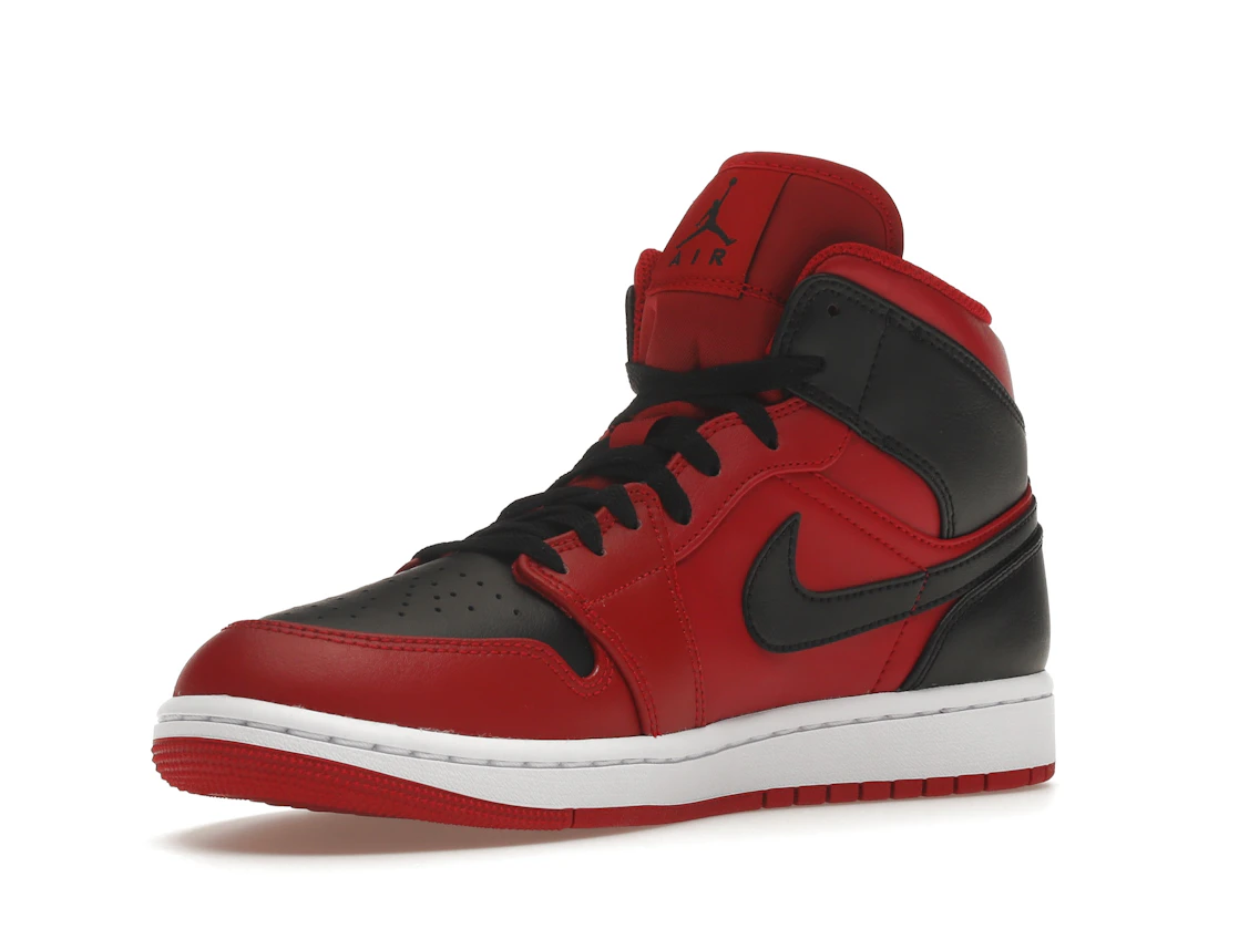 Vue 15 de Jordan 1 Mid Reverse Bred (2021)